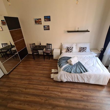 Světlý prostorný byt v Karlíně Apartamento Praga Exterior foto